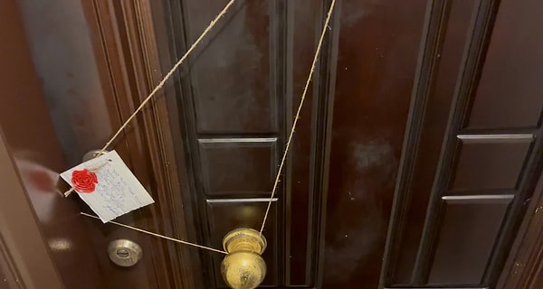 Evde bir süre sonra ikili tartışmaya başladı. Tartışmanın büyümesi üzerine Sevil Akdağ arkadaşını bıçakla öldürdükten sonra bileklerini kesti. Akdağ, kısa süre sonra evden kaçtı. Görseli