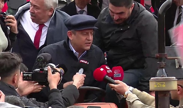 Traktörü Özgür Özel kullandı. Görseli