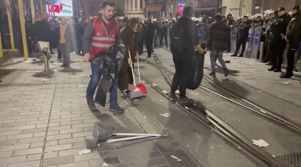Ellerine süpürge ve kovaları alan gençler e birliğiyle çöpleri topladı.