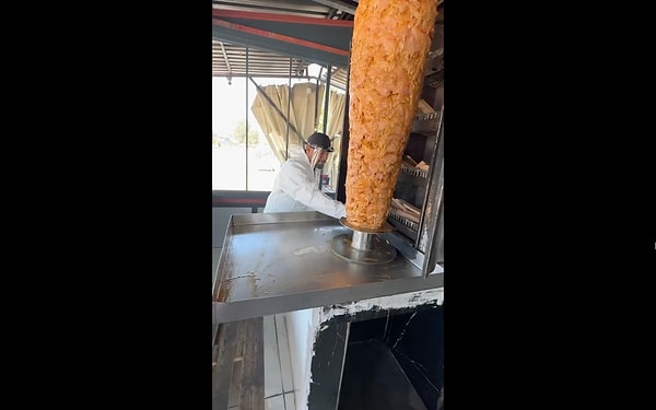 Kocaeli'nin Körfez ilçesinde yedikleri döner sebebiyle 600'ün üzerinde kişi zehirlenerek hastaneye kaldırılmıştı. Görseli
