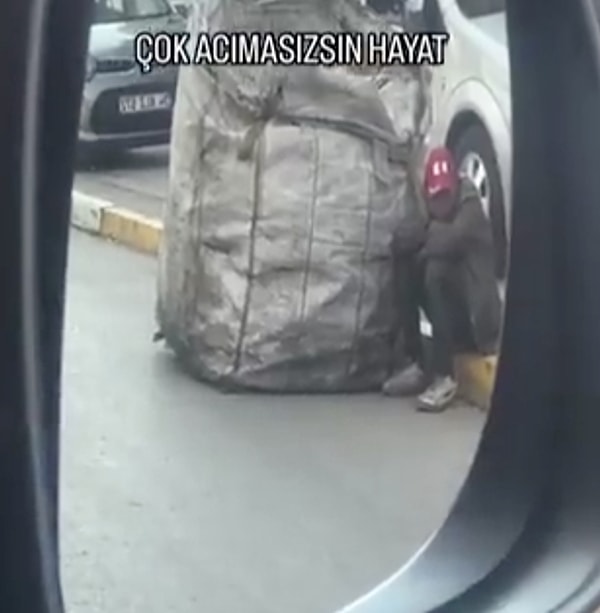 Telefon kamerasıyla bu duygusal anları kaydeden Şişman, ardından çocuğa bir futbol topu hediye etti.