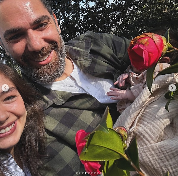 Atagül, eşinin doğum gününü kutladığı bir paylaşımında çekirdek ailesinin bir fotoğrafına da yer verdi. Bu pozda, Aziz bebeğin yüzünü gülle kapatmaları dikkat çekti.