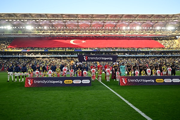 Şampiyonluk yarışında Fenerbahçe ağır yara aldı.