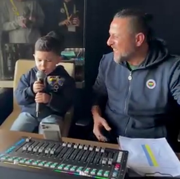 Daha önce de sosyal medyada sıkça karşımıza çıkan minik kanarya Mert Efe, bu kez mikrofonun başına geçerek Fenerbahçe’nin oyuncularını tek tek anons etti.