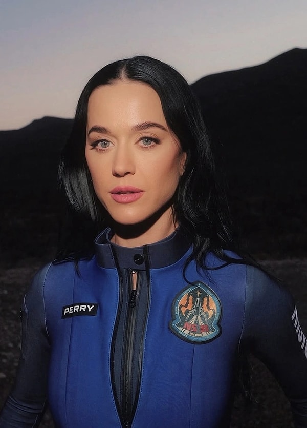 Katy Perry, Roketin İçinden Pozlarını Paylaştı