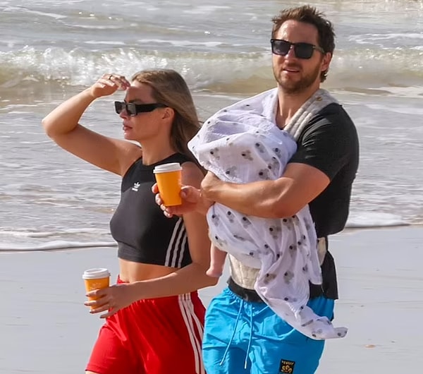 Güzel Barbie'miz Margot Robbie, eşi ve yeni doğan bebeğiyle sahilde işte böyle görüntülendi👇 Görseli