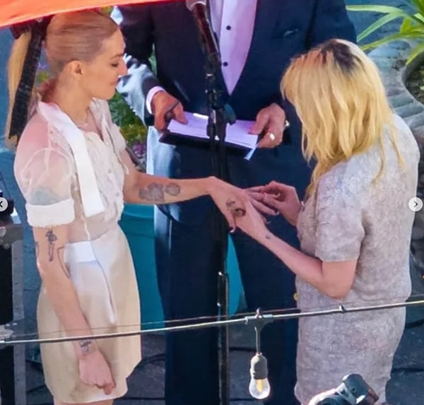 Ünlü oyuncu Kristen Stewart ve senarist nişanlısı Dylan Meyer, pazar günü Los Angeles'ta gerçekleşen sade bir törenle dünyaevine girdi.