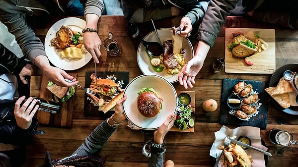 Arkadaşlarınla dışarda yemek yiyorsun. Restoran hemen kapatmaları gerektiğini söyledi ve hesabı masaya getirdiler. Hesaba şöööyle bir göz attın...