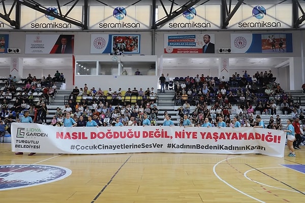Pankart büyük alkış aldı.