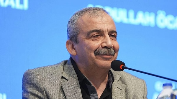 DEM Parti İstanbul Milletvekili Sırrı Süreyya Önder'in hayati tehlikesi sürüyor. Kalp krizi ve aort yırtılması sonrası 12 saat süren zorlu bir ameliyat geçiren Önder, yoğun bakımda tutuluyor. Görseli