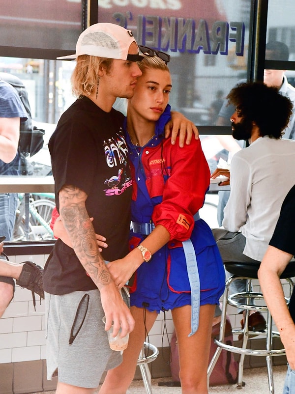 Hailey Baldwin ve Justin Bieber aşkı, şimdilerin en çok konuşulan konularından bir tanesi. Bu aşk ne yazık ki hala kendini hayran kitlelerine ispat edebilmiş değil. Görseli