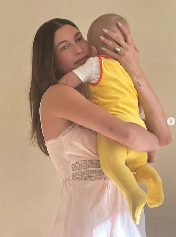 Hailey Bieber, Justin ile olan evliliğinden dünyaya gelen biricik oğulları ile ilk Paskalyasını bu fotoğrafla kutladı.