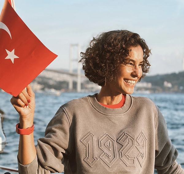 Güzelliği ve yetenekleriyle ülkenin en sevilen isimlerinden olan Arzum Onan attığı her adımla dikkatleri üzerine çekiyor.