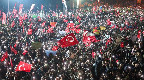 Suç duyurusunda bulunacağını beyan eden protestocunun paylaşımı şöyle;