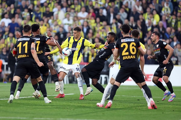 Fenerbahçe taraftarı, Kayserispor maçında kaçan üç puanla yıkıldı, stadyumda istifa sesleri yükseldi