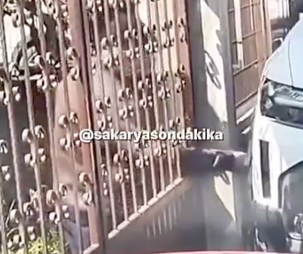 Güvenlik kamerasına anbean yansıyan görüntülerde adamın, planlı şekilde araca yaklaşarak lastikleri indirdiği net bir şekilde görüldü.