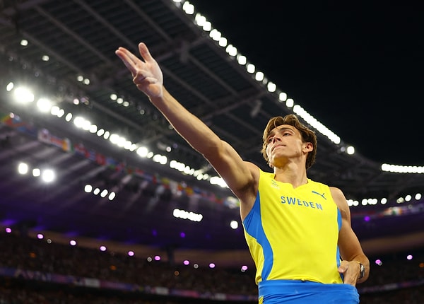 Duplantis de olimpiyat rekoru kırmış, sevincini Yusuf Dikeç pozuyla yaşamıştı Görseli