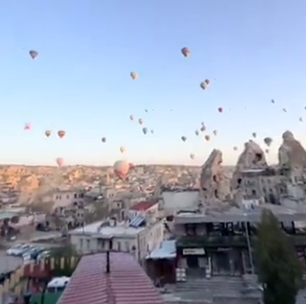 Sıcak hava balonları, peribacaları ve eşsiz doğa manzarasıyla güne başlayan turistin çektiği görüntüler, Kapadokya’nın etkileyici atmosferini bir kez daha gözler önüne serdi.