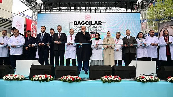 İstanbul'da yaşayan tekstil işçisi N.K., 19 Nisan Cumartesi günü gerçekleştirilen açılış töreni sırasında Cumhurbaşkanı Recep Tayyip Erdoğan'ın konuşma yaptığı platforma doğru önce cep telefonunu attı. Görseli