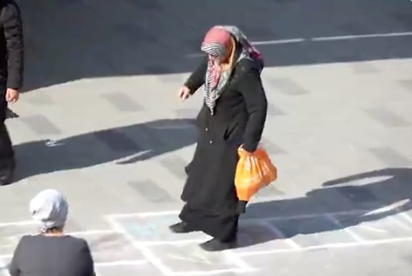 Genç, yaşlı demeden seksek oynayan vatandaşlar bayram coşkusunu doyasıya yaşarken, ortaya renkli ve eğlenceli görüntüler çıktı.