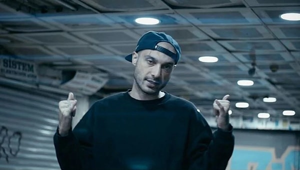 Ünlü rap'çi Arslan aile içi şiddet suçu kapsamında gözaltına alınıp tutuklandı. Ekincan Arslan hakkında, "üstsoya karşı kasten basit yaralama" suçundan 1 yıl 6 aya kadar hapis cezası istemiyle dava açıldı. Görseli