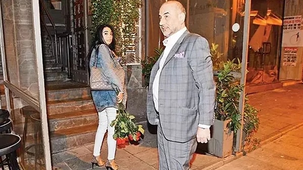 ''Türkiye'nin en bonkör kocası'' ile ''Türkiye'nin en şanslı kadını'' diye tanınan sosyetik çift Müge Dümer ve Ercan Canmutlu 12 yıllık evlilikleri 2015 yılının nisan ayında bitmişti. Görseli