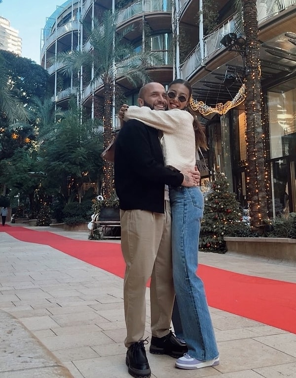 Özellikle eşine yaptığı sürprizler ve hediyelerle sık sık magazin manşetlerinde gördüğümüz Berkay, geçtiğimiz yılbaşında da boş durmamıştı. Görseli