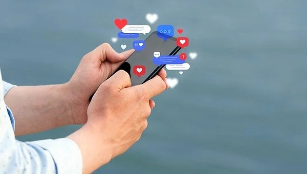 Yaşlı adamın genç kadına öpücük ve kalp emojisi ile "Harikasın canım, çok tatlısın canım" mesajları gönderdiği tespit edildi. Görseli