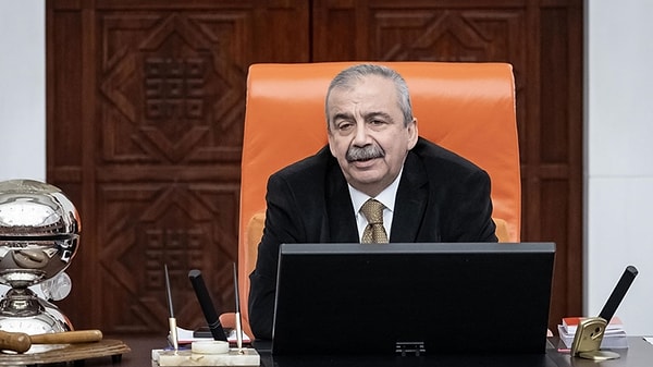 Kalp rahatsızlığı nedeniyle hastaneye kaldırılan ve aort damarı yırtılan DEM Partili Sırrı Süreyya Önder'in tedavisi yoğun bakımda devam ediyor. Görseli