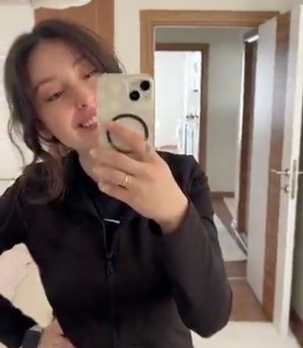 Aspiratörün borusunun hala takılmamış olması, giyinme odasının lambasının aylarca değişmemesi gibi detayları aktaran genç kadın, evliliğin küçük ama sabır isteyen yanlarını gözler önüne serdi. Görseli