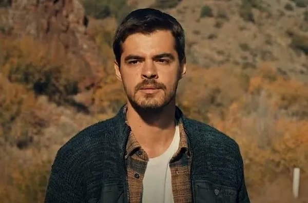 Cennetin Gözyaşları, Güneşin Kızları, Dayan Yüreğim gibi projelerde başarılı performansıyla dikkat çeken Berk Atan, son olarak TRT 1’in sevilen dizisi Gönül Dağı’nda Taner karakteriyle adeta gönüllere taht kurmuştu. Görseli