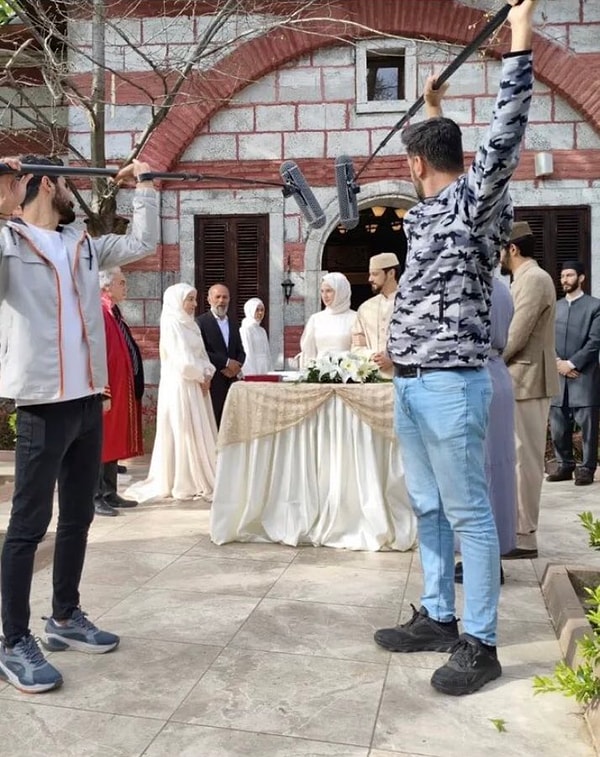 Cüneyd ve Zeynep'in Kızıl Goncalar finalinde evlendiğine dair fotoğraf sızdı. Görseli