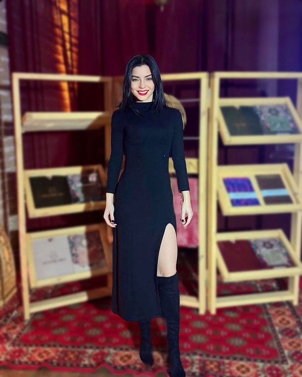 Merve Boluğur yine tarzıyla sahnede, hem de siyahların asaletiyle! Uzun tırtmaç detaylı elbisesini, iddialı uzun çizmeleriyle tamamlamış. Tabii ki imzası haline gelen kırmızı ruju da eksik değil; adeta look'un final dokunuşu gibi parlıyor.