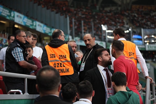 Abdülkerim Bardakcı, Konyasporlu taraftarlarla tartıştı