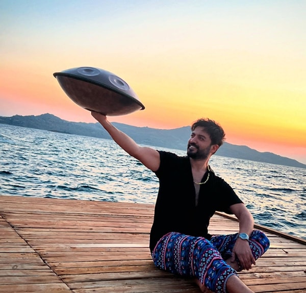 Şarkıcı olarak tanıdığımız Yusuf Güney, şimdilerde, kendine has üslubuyla anlattığı spiritüel yaşamı ve uyarı niteliğindeki yorumlarıyla tanınıyor.