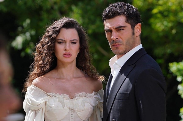 Bir Gece Masalı sezona başlamadan önce başrolleri Su Burcu Yazgı Coşkun ve Burak Deniz arasındaki yaş farkı eleştirilmişti. Görseli