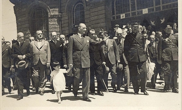 Atatürk'ün dilinde çocuk sevgi demekti: Yaşamı boyunca tüm sevdiklerine hangi yaşta olursa olsun "çocuk" diye hitap etti!