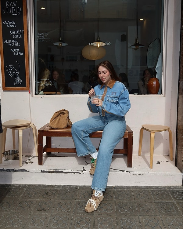 Tarzını her zaman ön planda tutan Damla Altun, bu sefer de denim kombiniyle göz dolduruyor. Kombinini, altına giydiği şık spor ayakkabılarıyla tamamlamış.