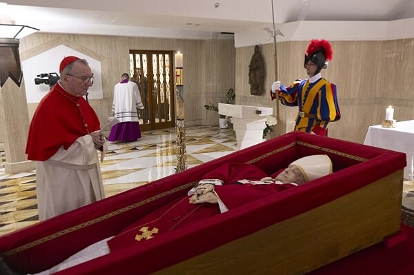 Cenaze öncesi kutsal su serpilme ritüeli gerçekleştirildi. Papa'nın odası mühürlendi.