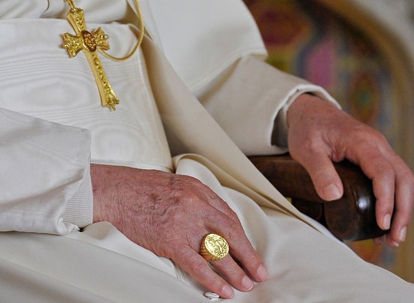 Papa'nın 'Balıkçı Yüzüğü' de imha edilecek. Peki neden?