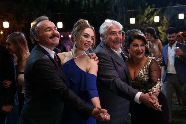 BKM yapımı Aile Arasında filmi “Tüm zamanların en çok izlenen filmleri” listesinin 10’uncu sırasına yerleşmişti. Görseli