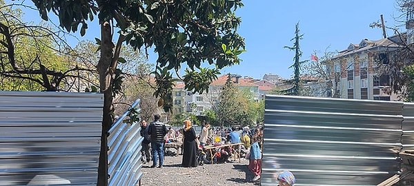 Deprem toplanma alanlarının yapılaşmaya açılmasıyla halk gidecek yer bulamamıştı. Görseli