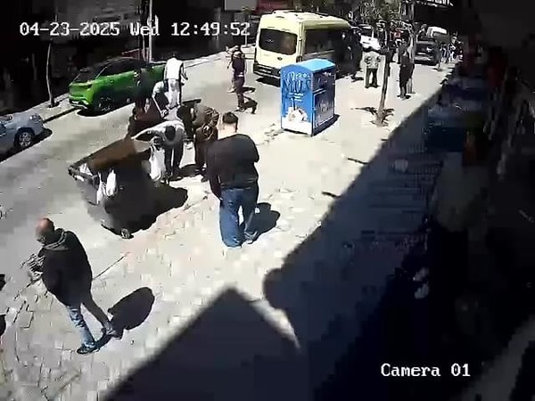 6,2 büyüklüğündeki deprem sırasında bir binanın 3. katından atlayan kişi, park halindeki otomobilin üzerine düştü. Arabanın üstünden inen kişi, hiçbir şey olmamış gibi yürüyüp gitti. O anlar güvenlik kamerasına yansıdı.