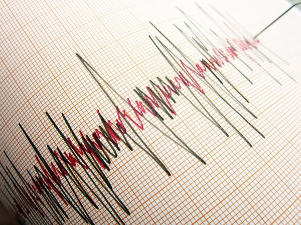 Bir önceki gün saat 12.49'da meydana gelen 6.2 büyüklüğündeki deprem İstanbul'da büyük panik yarattı.