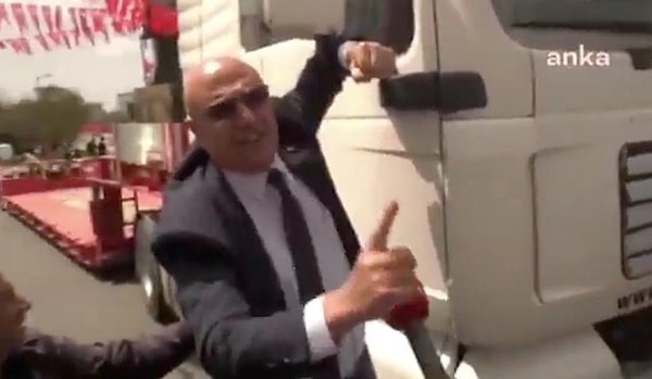 CHP'li vekil Mahmut Tanal, önce TIR’a tırmanında daha sonra da barikatlara takılan kelepçeleri kesti. Görseli