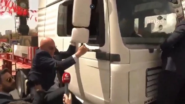 Polis yürüyüşü engellemek için önce barikat kurdu ardından da barikatları plastik kelepçe ile bağladı. Görseli