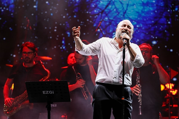 13. Konserlerinde şarkıdan öte bir şey vardı: Şiir, hikâye, hayat...