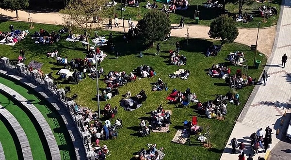 Depremin ardından yurttaşlar park ve bahçelere akın etti. Bazı yurttaşlar, geceyi dışarıda geçirebilmek çadır kurarken, bazıları da park alanlarına halı ve yastık getirdi.