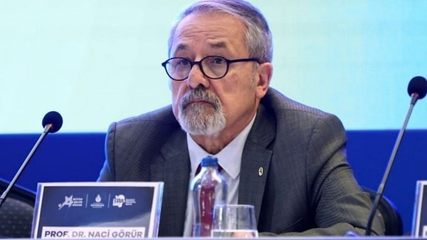Depremin ardından vatandaşlar büyük bir depremin olup olmayacağını bilmedikleri için evlerine girip girmeme konusunda tereddüt yaşıyor. Görseli