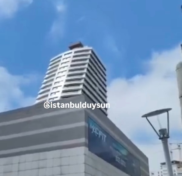 İlk depremlerin merkez üssü Marmara Denizi Silivri açıkları olarak aktarıldı.